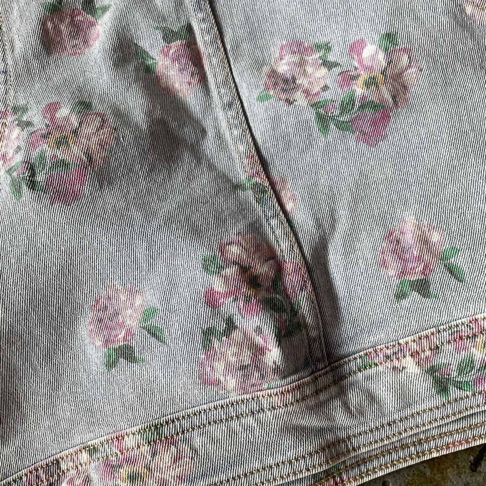 NWT Wild Fable Light Wash Floral Crop Denim Vest with Side Zipper in Size XL - Picture 6 of 9